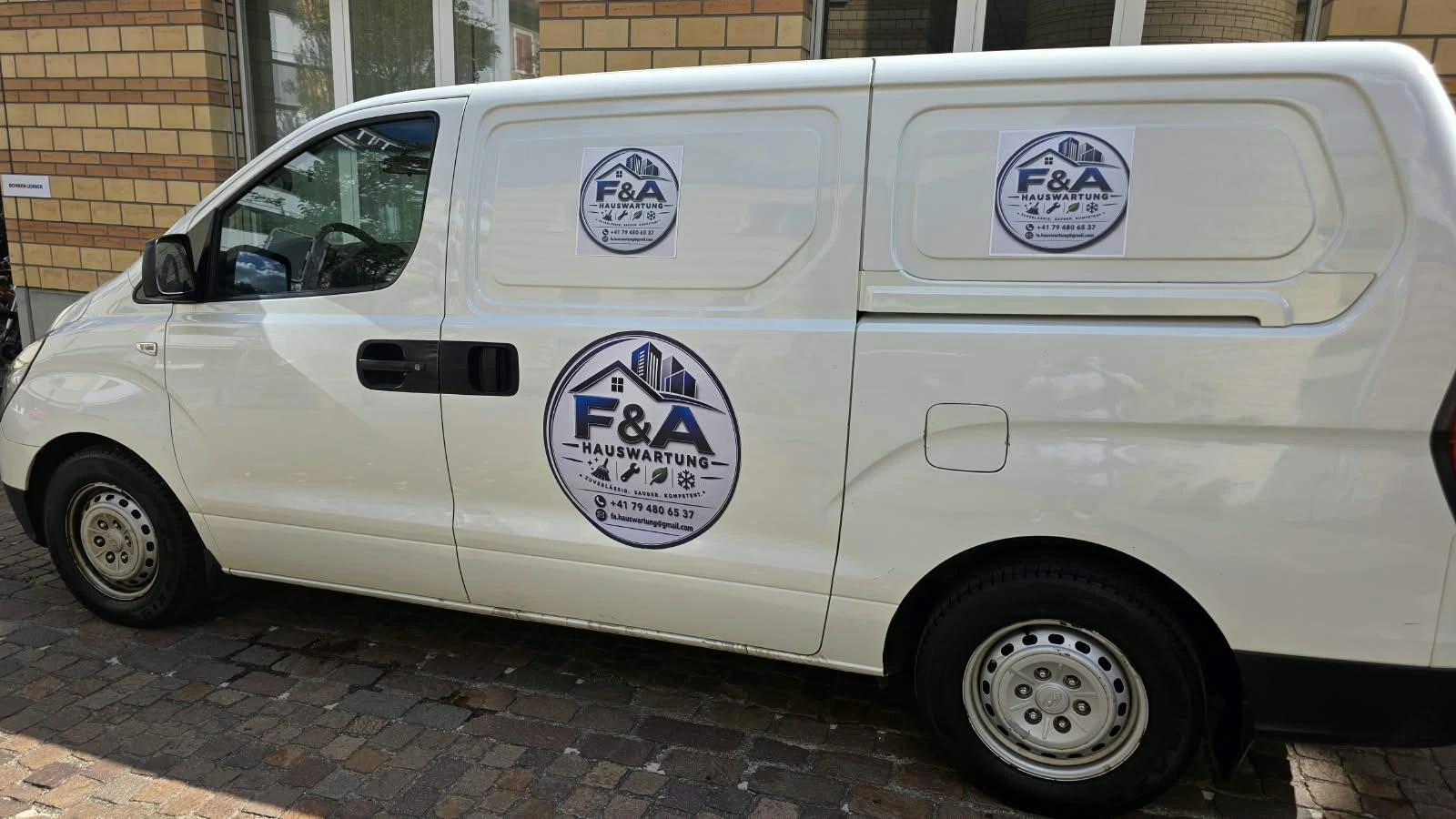 Servicefahrzeug von F&A Hauswartung in der Region Basel